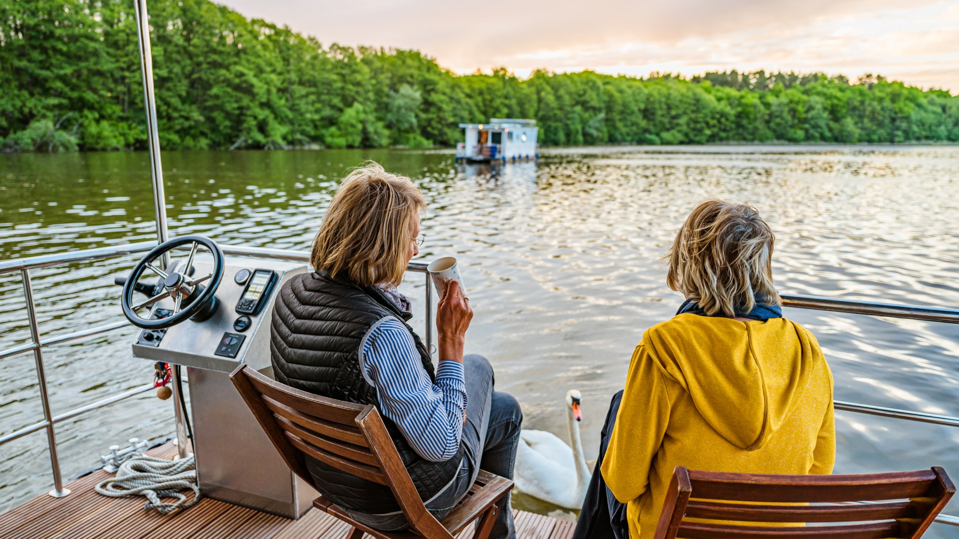 Erz&auml;hl doch mal! Das sanfte Schaukeln auf dem Wasser entschleunigt so sch&ouml;n. Endlich ist mal Zeit f&uuml;r die wichtigen Dinge des Lebens., &copy; TMV/Tiemann