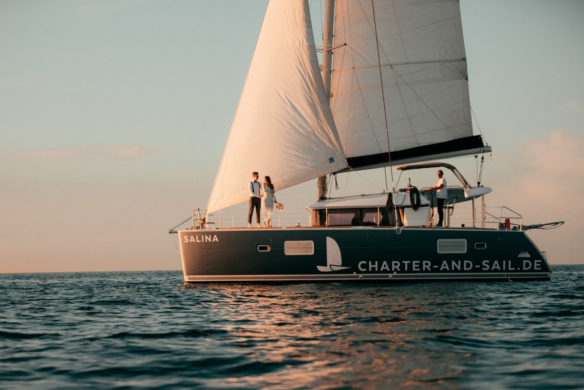 Unter Segeln in den Sonnenuntergang auf der Ostsee // &copy; Outdoornomaden