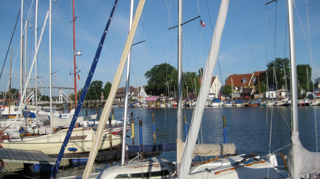 Boote am Anlegeplatz // &copy; Tourismusverband Vorpommern e.V.
