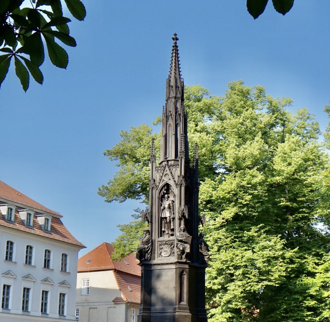 Das Rubenowdenkmal steht auf dem Rubenowplatz vor dem Hauptgebäude der Universität Greifswald., © Gudrun Koch Das Rubenowdenkmal steht auf dem Rubenowplatz vor dem Hauptgebäude der Universität Greifswald., © Gudrun Koch