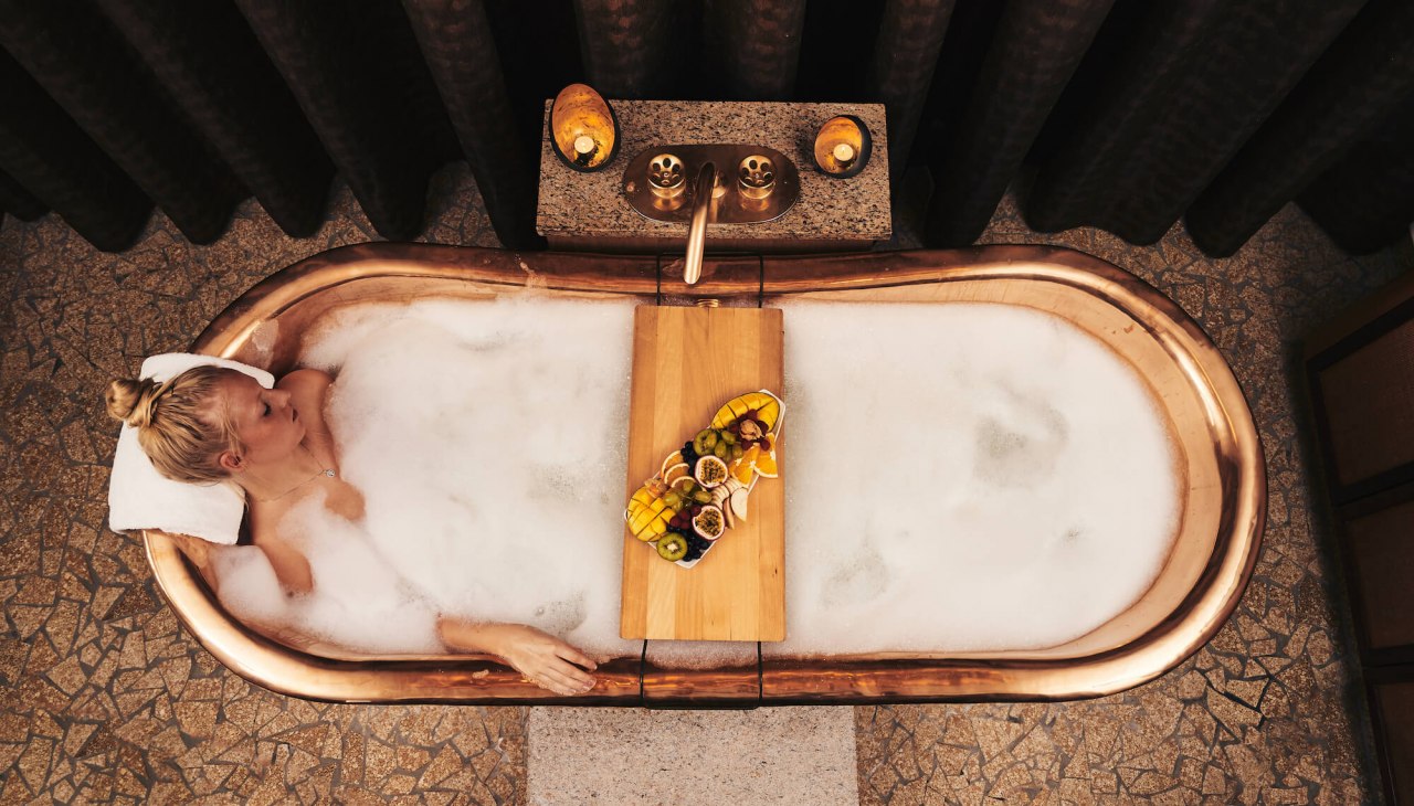 Entspannung im Badewasser in Wellnessbereich, © Arne Nagel Entspannung im Badewasser in Wellnessbereich, © Arne Nagel