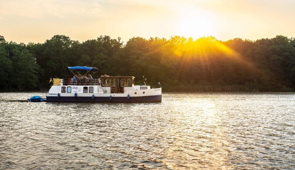 Mit dem Hausboot dem Sonnenuntergang auf der Müritz entgegen, © TMV/Gänsicke