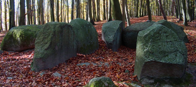 Das sagenumwobene Gro&szlig;steingrab "Pfenniggrab" // &copy; Dr. Katrin Staude