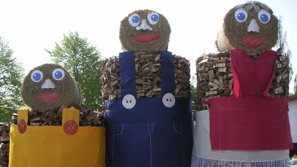 Fröhliche Strohpuppen am Wegesrand // © Markmann Fröhliche Strohpuppen am Wegesrand // © Markmann