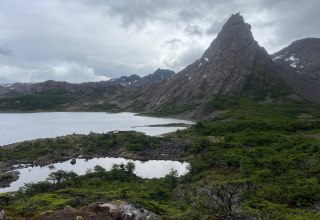 Karge Berge vor einem Gebirgssee und bew&ouml;lktem Himmel // &copy; Barbara Stabenow