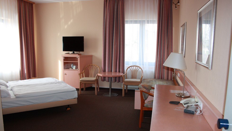 Gem&uuml;tliches Komfortzimmer im Hotel Christinenhof in Gadebusch // &copy; Hotel Christinenhof / Leuchtemann