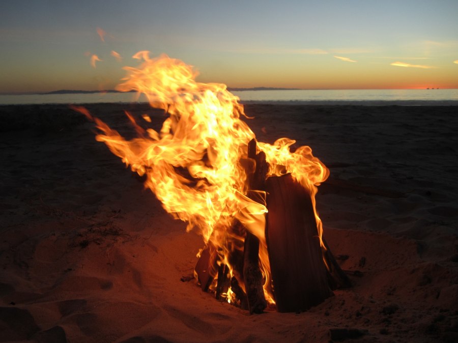 Osterfeuer am Zempiner Strand, © Feuer Strand pixabay.jpg