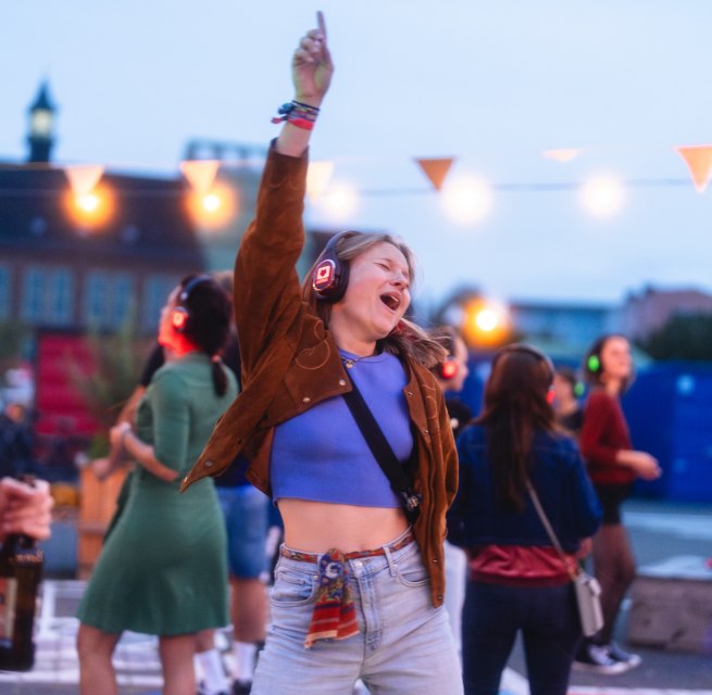 Summervibes pur: Dank ihrer N&auml;he zur Ostsee weht in der Universit&auml;tsstadt Rostock auch im Sommer eine angenehme Brise. Der perfekte Sommertag mit reichlich Hafenflair.