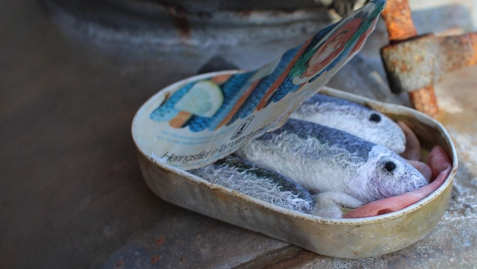 frisch gefilzte Heringe in alter Fischdose, © FELTBLOOM frisch gefilzte Heringe in alter Fischdose, © FELTBLOOM