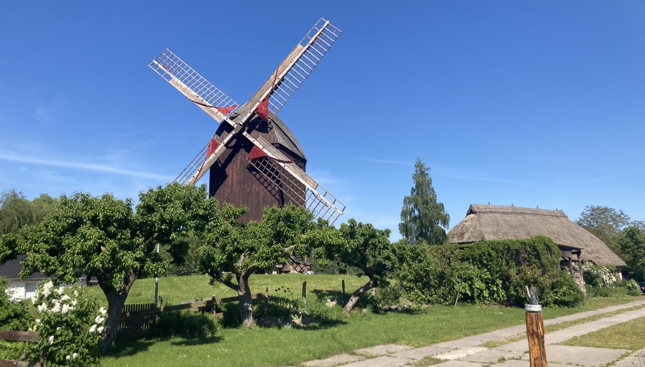 Ansicht der Eldenaer M&uuml;hle mit der Kunstscheune im Hintergrund, &copy; Martin Weidemeier