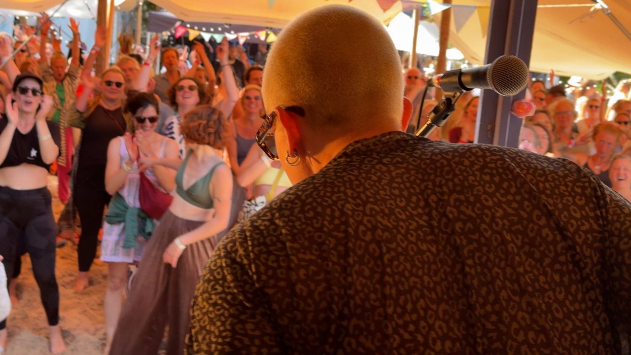 Ausgelassen Tanzen zu feinster Musik! // &copy; Musik & Stille Festival - G&ouml;tz Rausch
