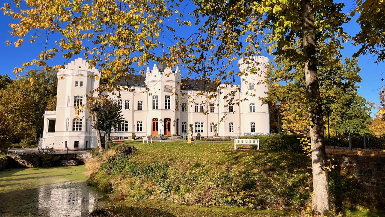 Schloss Schlemmin Frontansicht Herbst // &copy; Schloss Schlemmin