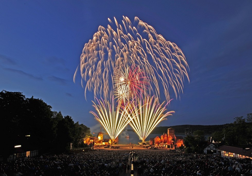 Naturbühne Ralswiek - Feuerwerk // © Störtebeker Festspiele Rügen Naturbühne Ralswiek - Feuerwerk // © Störtebeker Festspiele Rügen