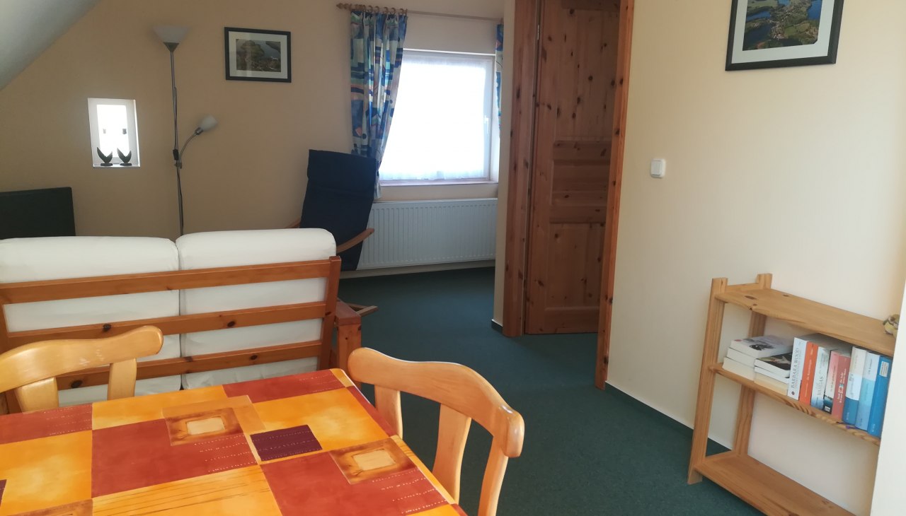 Blick ins Wohnzimmer Richtung Sitzecke, &copy; Andrea Schulze