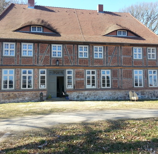 Buitenaanzicht van Below manor house, &copy; Gutshaus Below