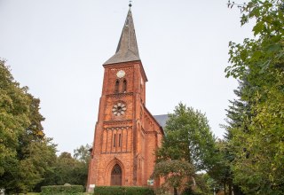 Die Dorfkirche Carlow von der Turmseite. // &copy; Frank Burger