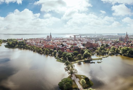Die Altstadt von Stralsund geh&ouml;rt zum UNESCO-Welterbe. Doch wie f&uuml;hlt sich das Leben inmitten von so viel Historie an? In der Heilgeiststra&szlig;e ziemlich gut! // &copy; MV-T/G&auml;nsicke