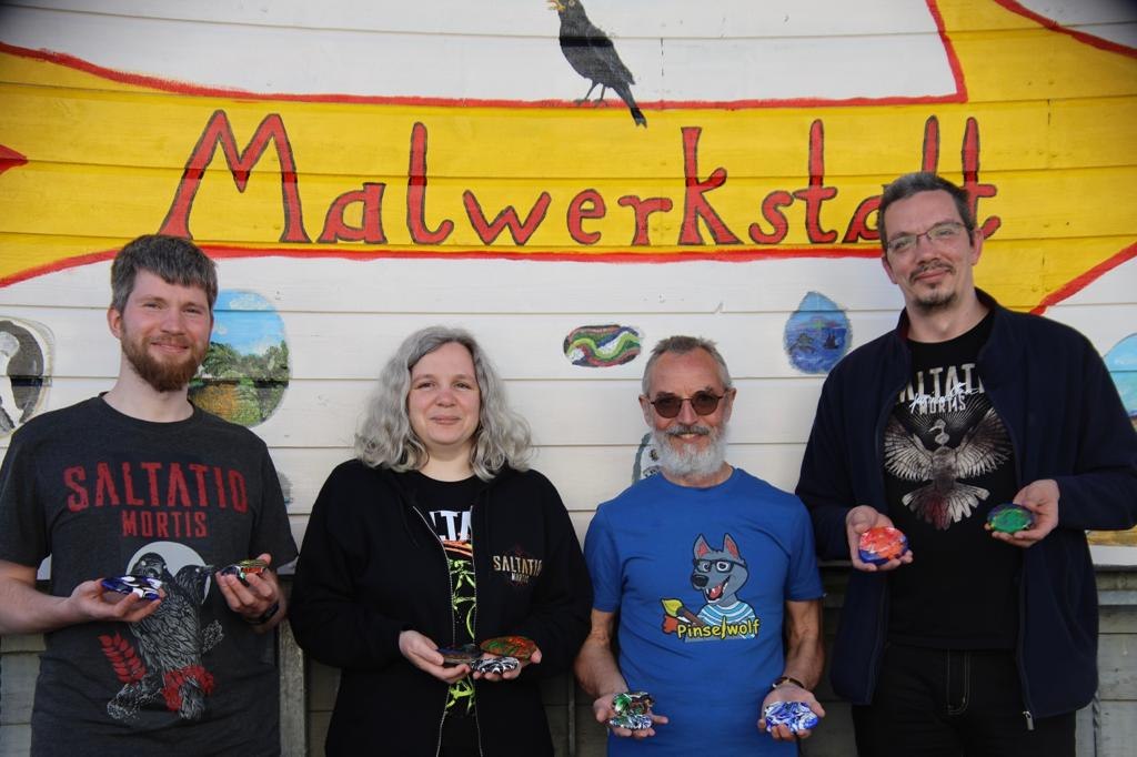 Gruppenfoto der Kreativ Samstag Teilnehmer mit ihren fertigen Arbeiten - magisch Gl&uuml;ckssteine. // &copy; MV-Kunst Galerie am Mammutbaum