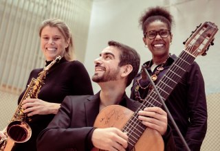 Edy Godinho Gesang, Pablo Camus, Gitarre, Claudia Meures, Saxophon // &copy; Klingendes Gut