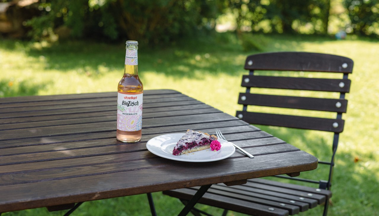 Unser Café auf Gut Glück empfängt sie mit hausgemachtem Kuchen, kalten und warmen Getränken, Snacks und Eis - natürlich alles 100% bio., © Karolin Vossbeck Unser Café auf Gut Glück empfängt sie mit hausgemachtem Kuchen, kalten und warmen Getränken, Snacks und Eis - natürlich alles 100% bio., © Karolin Vossbeck