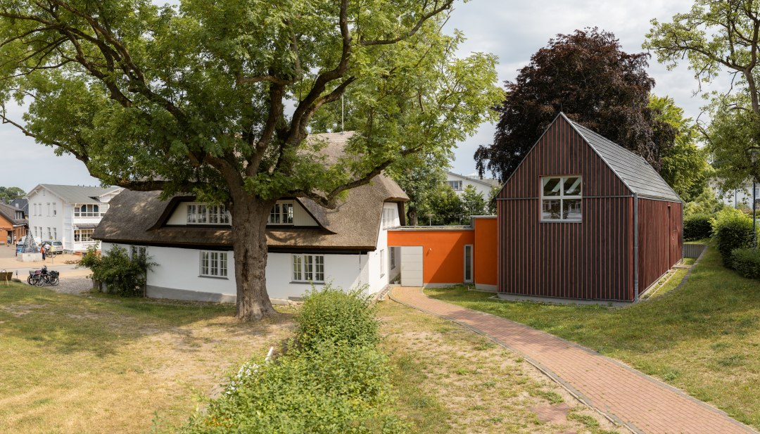 Das Heimatmuseum M&ouml;nchgut von au&szlig;en mit Reetdach.