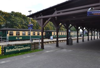 Perron van station Putbus met de Razende Roland // &copy; Tourismuszentrale R&uuml;gen
