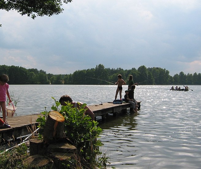 Angelnde Kinder am Steg des Hexenw&auml;ldchens am Jamelsee // &copy; Hexenw&auml;ldchen