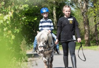 Tag im Pferdestall f&uuml;r Kinder ab 6 Jahren: Reiten, Ponyspiele, Pflege & Betreuung von 10&ndash;15 Uhr. Erlebnisreicher Tag auf dem Reiterhof. // &copy; de