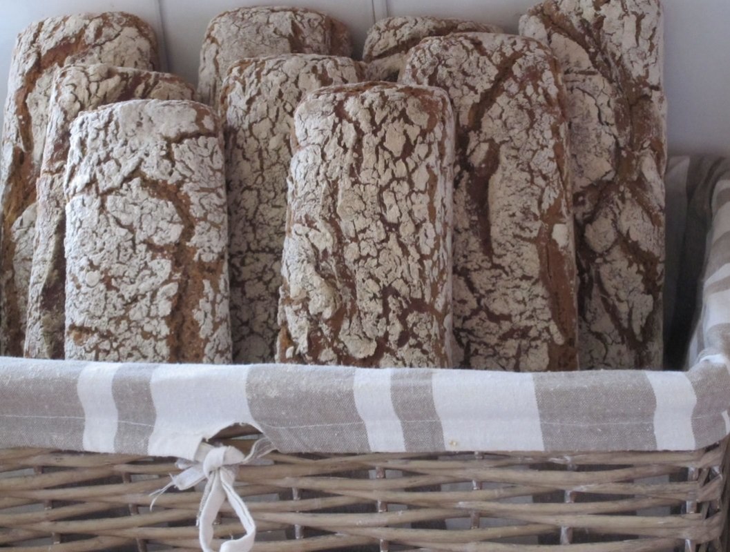 Wie das duftet - unser Brot aus dem Lehmbackofen. // © E. v. Randow Wie das duftet - unser Brot aus dem Lehmbackofen. // © E. v. Randow