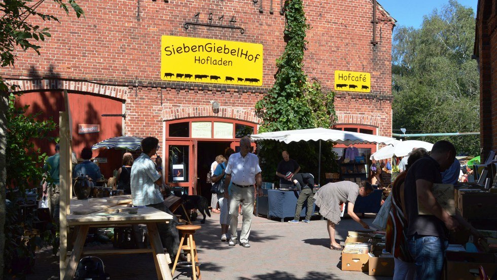 "Land&Leute" markt op de SiebenGiebelHof // &copy; Caf&egrave; 7/Elain Volmer