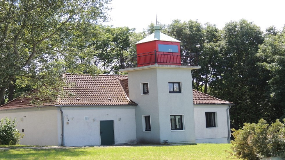 Seitansicht vom Leuchtturm Gollwitz, &copy; Kurverwaltung Insel Poel