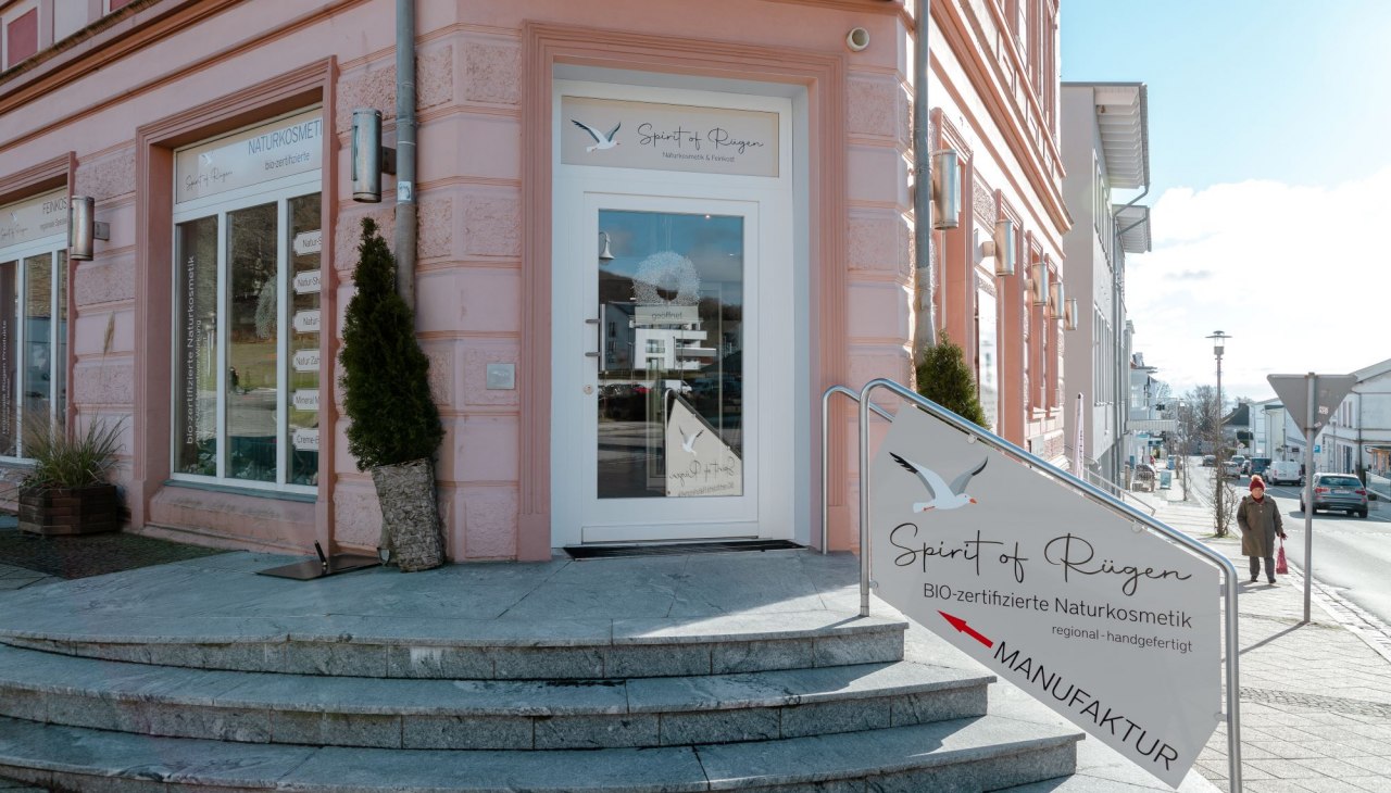 Ingang op de hoek van de Hauptstraße en de Hafenstraße, © Spirit of Rügen GmbH Ingang op de hoek van de Hauptstraße en de Hafenstraße, © Spirit of Rügen GmbH